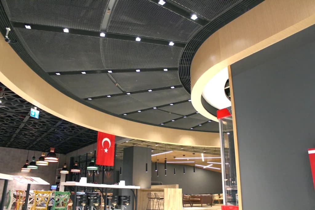 Eğrisel geometriyle uygulanan genişletilmiş metal mesh tavan