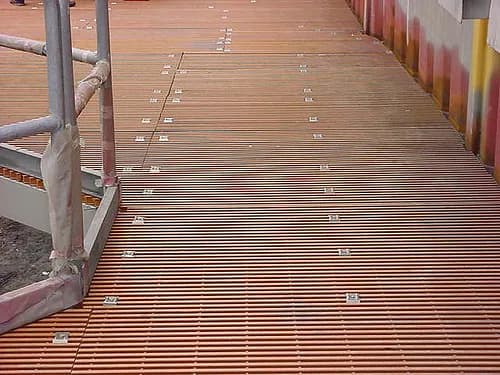 Izgara panelini taşıyıcıya bağlayan metal sabitleme klipsleri