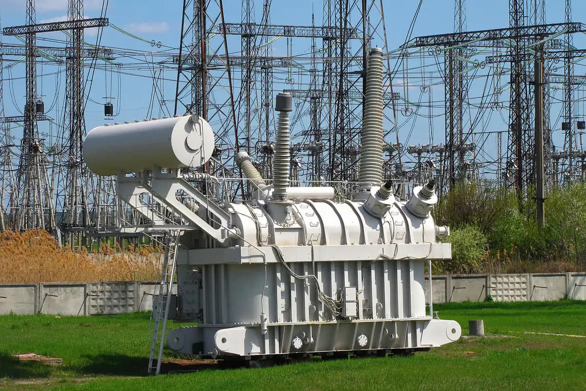 750 kV trafo ve kafes çelik şalt konstrüksiyonları bulunan yüksek gerilim sahası