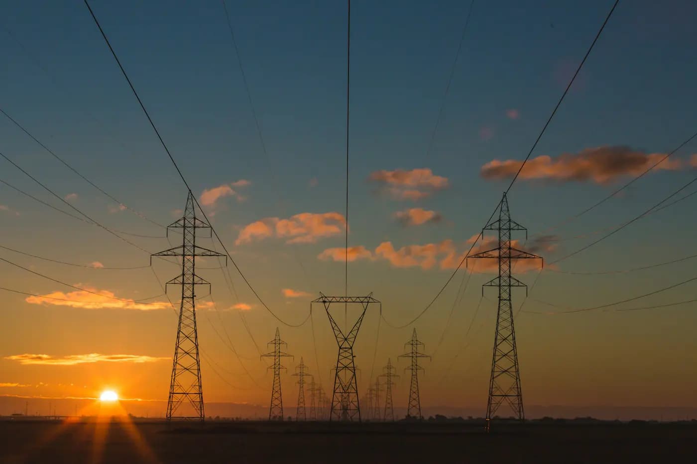 Enerji santralinde ağır ekipman çevresindeki çok katlı çelik bakım platformları