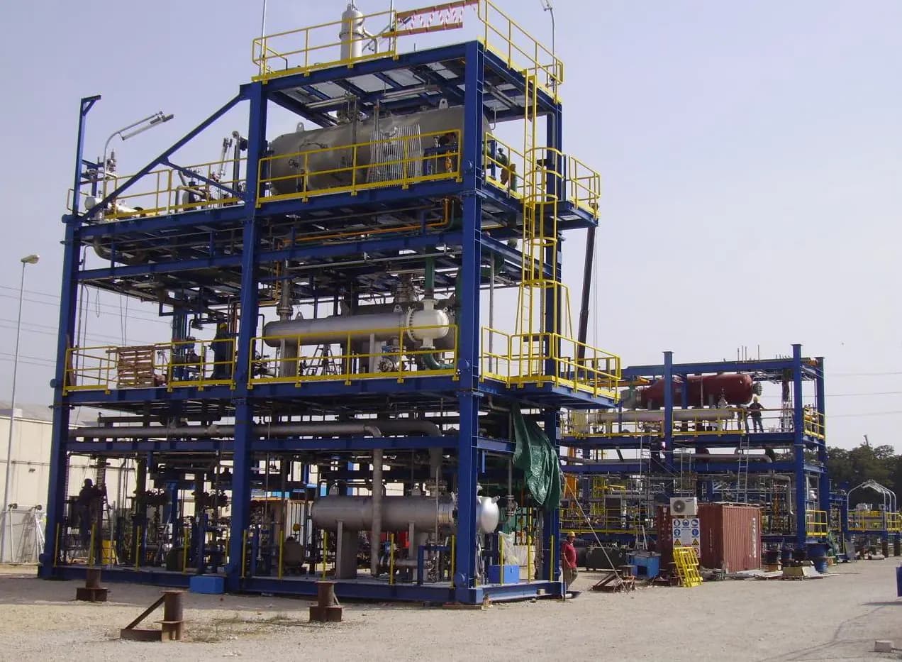 Kimya tesisinde çok katlı çelik platformlara yerleştirilmiş modüler proses ekipmanları