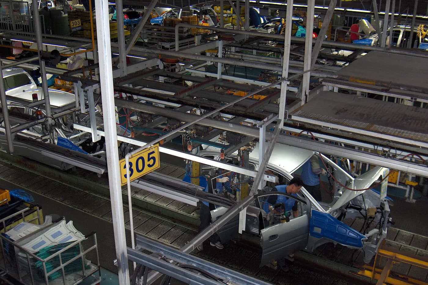Otomotiv fabrikasında çok katlı taşıma hattında gövde montajı yapılan araçlar