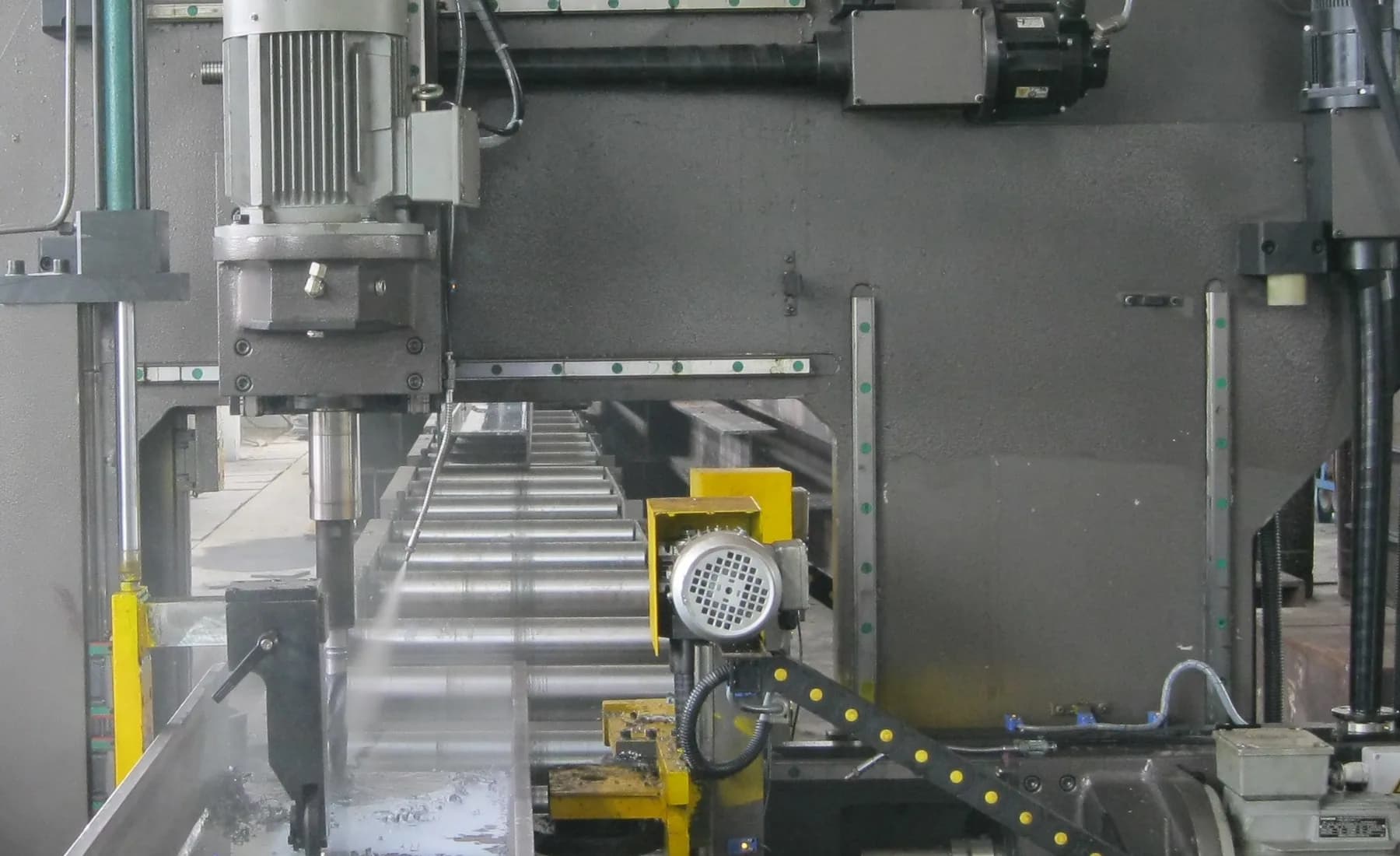 CNC hattında yapısal çelik profil delme işlemi