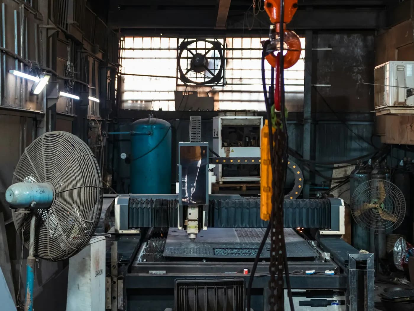 Endüstriyel atölyede CNC metal kesim makinesi