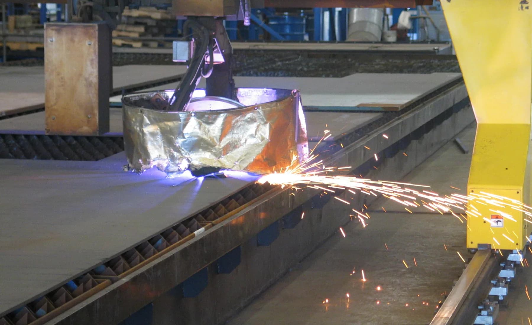 CNC plazma tezgahında çelik levha kesimi