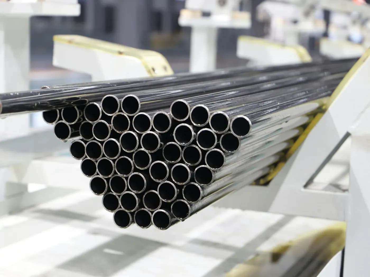 Üretim hattında işlenmeye hazırlanan metal borular